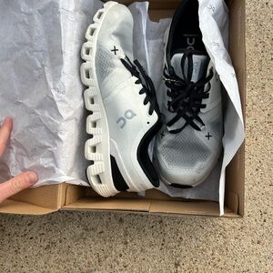 BRAND NEW ON CLOUDS Size 9